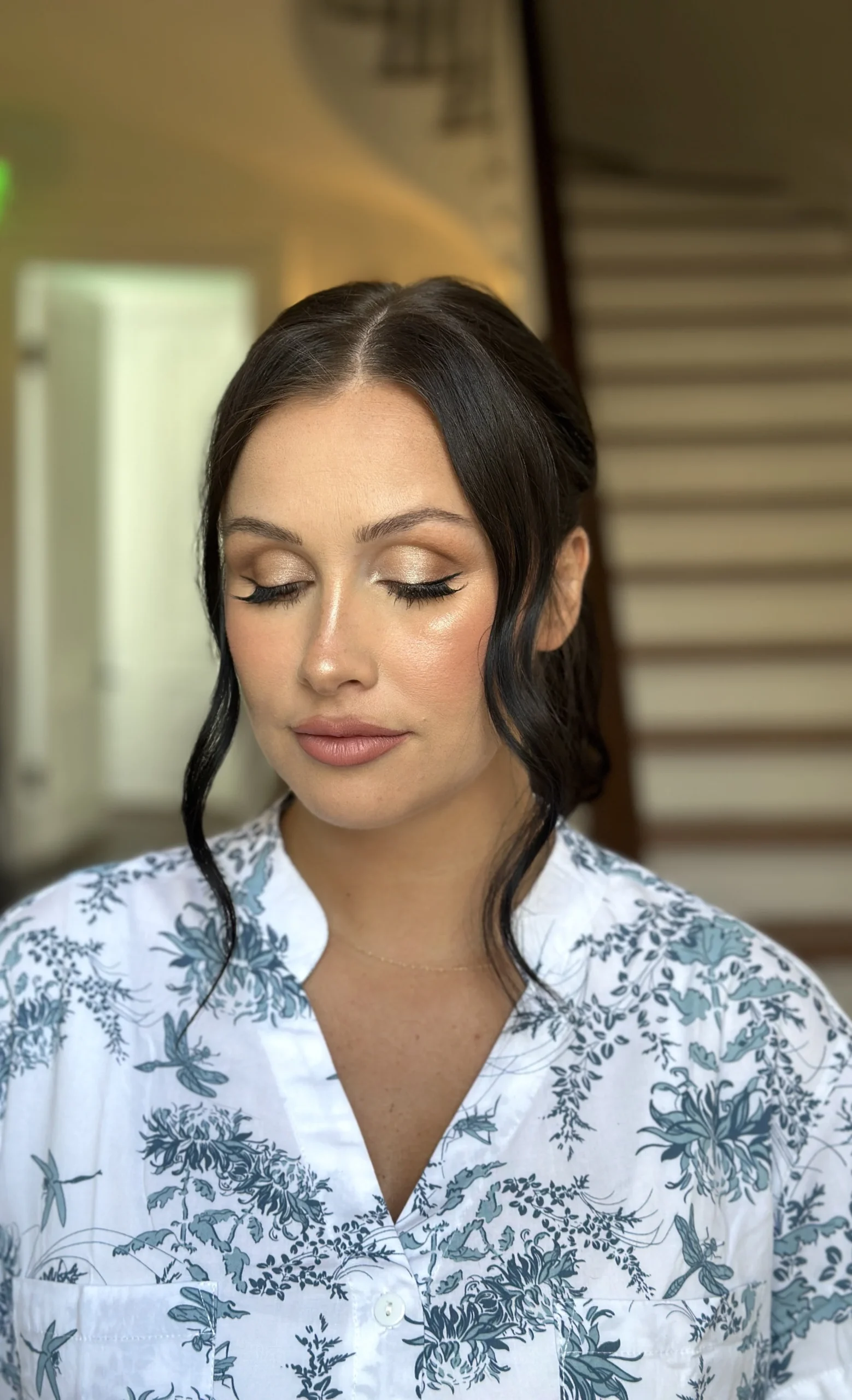  Look at that soft glam on this bride! Ariel is so talented. Photo by Ariel Kountouris. 