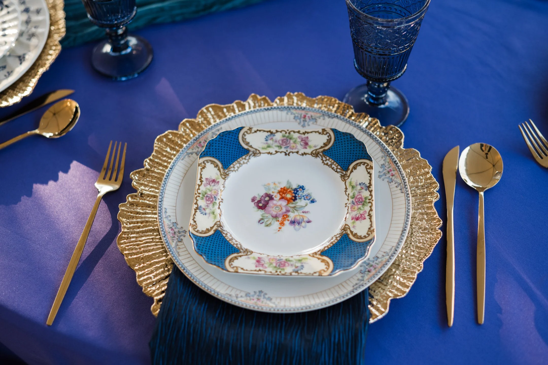  Every place setting was unique, by   PG Rentals  . Photographed by   Lauren Depuy Photography  . 